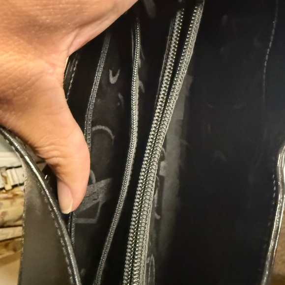 Salvatore Ferragamo Black Shoulder Bag with Minimalist Design - Picture 3 of 5